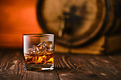 Whiskey on the Rocks auf Holztisch