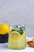 Hausgemachte Zitronenlimonade