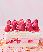 Erdbeer-Eiskuchen mit Nuss-Crunch