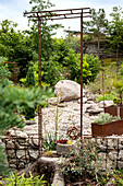 Garden with gabions and metal trellis