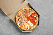 Pizza Quattro Stagioni mit Schinken, Salami und Pilzen