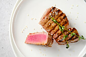 Grilled tuna steak with sesame seeds