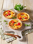 Mediterrane Tomaten-Tartelettes mit Rucola