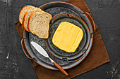 Hausgemachte Butter mit Brot