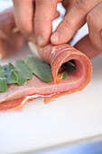 Kalbfleisch mit Salbei und Schinken einrollen für Saltimbocca-Röllchen