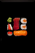Sushi-Set mit Nigiri, Maki und Wasabi