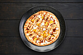 Früchtepizza mit Banane, Orange, Cranberry und Karamell