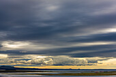 Dramatischer Himmel und Landschaft bei Sonnenuntergang