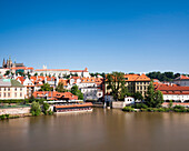 Stadtbild und Moldau mit der Prager Burg im Hintergrund, Prag, Tschechische Republik