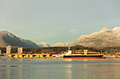 Frachtschiff im Hafen mit den North Shore Mountains im Hintergrund, Blick auf North Vancouver, British Columbia, Kanada
