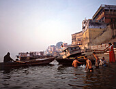 Gruppe von Menschen bei ihren morgendlichen Waschungen, Fluss Ganges, Varanasi, Uttar Pradesh, Indien