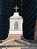 Kreuz und Kirchturm, Kirche Unserer Lieben Frau vom Heiligen Rosenkranz, Schrein von St. Elizabeth Ann Bayley Seton, Financial District, New York City, New York, USA