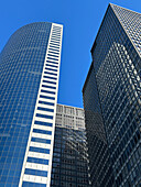 Niedriger Blickwinkel auf zwei moderne Wolkenkratzer, Financial District, New York City, New York, USA