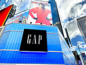 Gap-Geschäft und Werbetafeln, Times Square, New York City, New York, USA, von unten gesehen