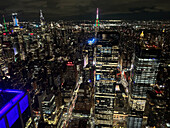 Skyline von Midtown Manhattan bei Nacht, New York City, New York, USA, aus hohem Winkel