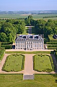 Frankreich, Val d'Oise, Naturpark Vexin, Chaussy, Landgut Villarceaux, das Schloss aus dem 18. Jahrhundert (Luftaufnahme)