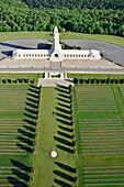 Frankreich, Maas, Douaumont, die nationale Nekropole und das Beinhaus (Luftaufnahme)