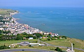 Frankreich, Calvados, Arromanches les Bains, Arromanches 360, Rundkino, Museum des Zweiten Weltkriegs (Luftaufnahme)