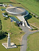 Frankreich, Calvados, Arromanches les Bains, Arromanches 360, Rundkino, Museum des Zweiten Weltkriegs (Luftaufnahme)