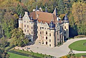 Frankreich, Isere, Chabons, das von Viollet le Duc erbaute Schloss von Pupetieres (Luftaufnahme)