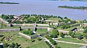 Frankreich, Gironde, Blaye, die Zitadelle von Vauban, die von der UNESCO zum Weltkulturerbe erklärt wurde, und das Mündungsgebiet der Gironde (Luftaufnahme)
