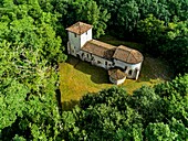 Frankreich, Gironde, Val de L'Eyre, Parc Naturel Régional des Landes de Gascogne, Lugos, Kirche von Old Lugo oder Old Lugos, aus dem elften Jahrhundert, denkmalgeschützt (Luftbild)