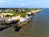 Frankreich, Charente-Maritime, Saintonge, Cote de Beaute, Mündung der Gironde, Meschers-sur-Gironde, Klippen und Troglodytenbehausungen (Luftaufnahme)