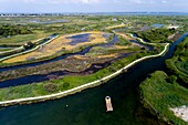 Frankreich, Charente-Maritime, Insel Oleron, Hafen von Salines, Grand Village (Luftaufnahme)