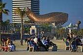 Spanien, Katalonien, Barcelona, &#x200b;&#x200b;Peix oder Ballena (Wal) Skulptur des amerikanisch-kanadischen Architekten Frank Owen Gehry von der Promenade aus gesehen