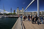 Spanien, Katalonien, Barcelona, &#x200b;&#x200b;die Fußgängerbrücken der Rambla del Mar, ein Werk der Architekten Helio Piñón und Albert Viaplana neben dem Port Vell.