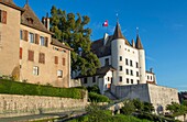 Schweiz, Kanton Waadt, die Stadt Nyon, das Schloss gesehen Gärten