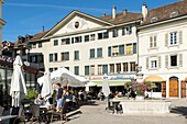 Schweiz, Kanton Waadt, Nyon, Terrasse des Hotels le Rive in der rue de Rive gegenüber dem Pier