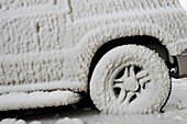 Schweiz, Kanton Waadt, Versoix, die Ränder des Genfer Sees sind bei sehr kaltem Wetter mit Eis bedeckt, ein Auto wird in einer Nacht vom Eis erfasst