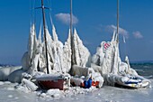 Schweiz, Kanton Waadt, Versoix, am Ufer des Genfer Sees, mit Eis bedeckte Segelboote bei sehr kaltem Wetter