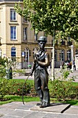 Switzerland, Canton of Vaud, Vevey, at the edge of the lake, on the Quai Perdonnet, the statue of Charly Chaplin