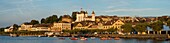 Schweiz, Kanton Waadt, Stadt Nyon, Panoramablick auf den Hafen und das Schloss bei Sonnenaufgang
