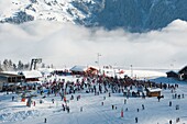 Frankreich, Haute Savoie, Chablais-Massiv, Samoens, Grand Massif, eine Schar von Skifahrern auf den Hochebenen von Saix