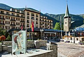 Switzerland, Valais, Zermatt in the village, the hotel Zermatterhof and Saint Mauritius Church