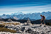 Frankreich, Haute Savoie, Massif des Bornes, Glieres-Plateau, Wanderung im Berg Sous Dine, in den Lapien des Gipfels in Richtung Mont Blanc gesehen