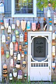 Kanada, New Brunswick, Fundy Islands Archipelago, Charlotte County, Bay of Fundy, Deer Island, mit Fischerbooten geschmückte Hausfront