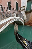 Italien, Venetien, Venedig, von der UNESCO zum Weltkulturerbe erklärt, Stadtteil San Marco, Detail einer Gondel auf dem Rio delle Veste, auch Rio de la Fenice genannt, und Ponte de le Veste (Veste-Brücke)