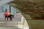 Italien, Venetien, Venedig auf der UNESCO-Liste des Weltkulturerbes, Stadtteil Dorsoduro, Gondoliere unter der Brücke San Vio auf dem Rio San Vio