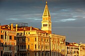 Italien, Venetien, Venedig (UNESCO-Welterbe), Stadtteil San Marco, Blick auf die Fassaden der Riva degli Schiavoni von der Punta della Dogana