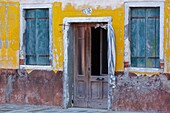 Italien, Venetien, Venedig auf der Liste des UNESCO-Welterbes, Insel Burano, Burano, buntes Haus