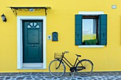 Italien, Venetien, Venedig auf der Liste des UNESCO-Welterbes, Insel Burano, Burano, buntes Haus