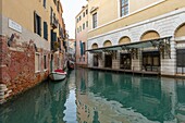 Italien, Venetien, Venedig, von der UNESCO zum Weltkulturerbe erklärt, Stadtteil San Marco, Gondel und Gondoliere auf dem Rio de la Veste und Fassade des Theaters La Fenice