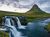 Island, Westliche Region, Grundafjordur, Kirkjufell und Kirkjufellsfoss Wasserfälle bei Sonnenuntergang