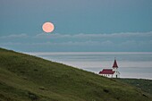 Island, Südliche Region, Vik, Kirche unter rotem Mond