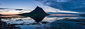 Island, Westliche Region, Grundafjordur, Kirkjufell Spiegelung bei Sonnenuntergang