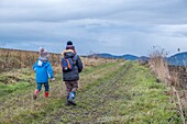 Frankreich, Puy de Dome, Billom, zwei Kinder auf einem Feldweg